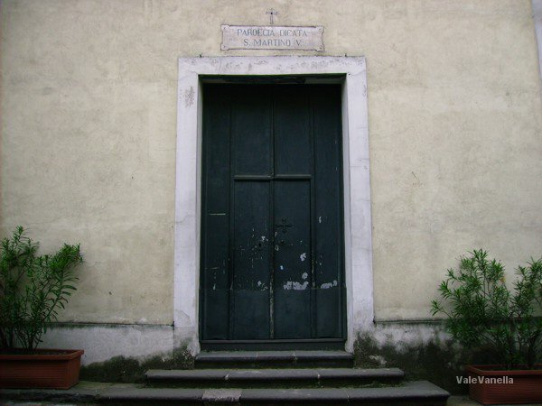 Il portale e l'iscrizione in marmo 